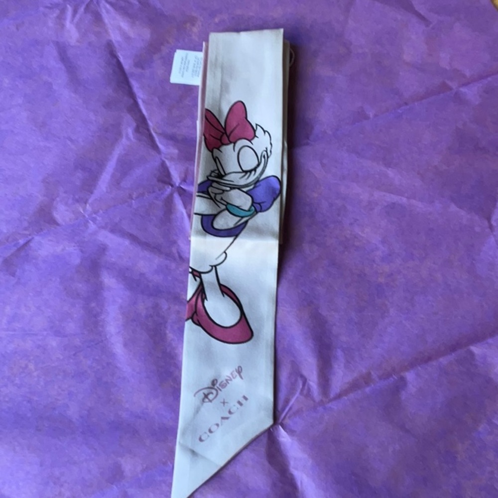 π DISNEY X COACH DAISY DUCK SCARF π NWT π - Picture 14 of 16
